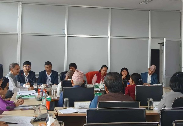 निजामती विधेयकमा पछि हट्यो सरकार, अनिवार्य अवकाशसम्बन्धी व्यवस्थामा सहमति