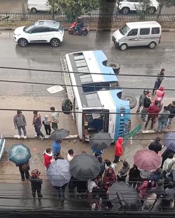 भक्तपुरमा सडकमै बस पल्टियो, चार जना घाइते