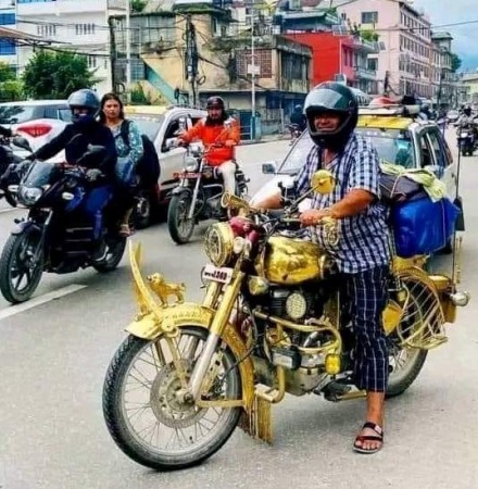 सामाजिक सञ्जालमा भाइरल बनेको सुनको बुलेट मोटरसाइकल