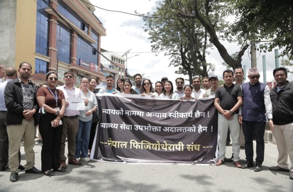 आकस्मिकबाहेकका सेवा बन्द गर्दै चिकित्सकहरूको माइतीघरमा प्रदर्शन