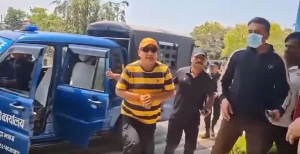 दुर्गा प्रसाईंलाई काठमाडौं ल्याइयो,  म्याद थपका लागि जिल्ला अदालत काठमाडौं लगिने