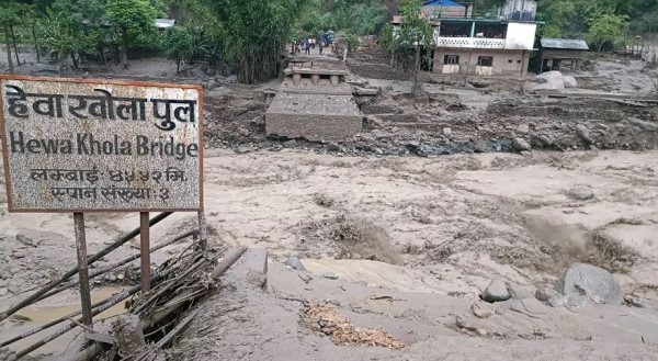 मेची राजमार्गअन्तर्गत हेवाखोलामा पुनः यातायात अवरुद्ध