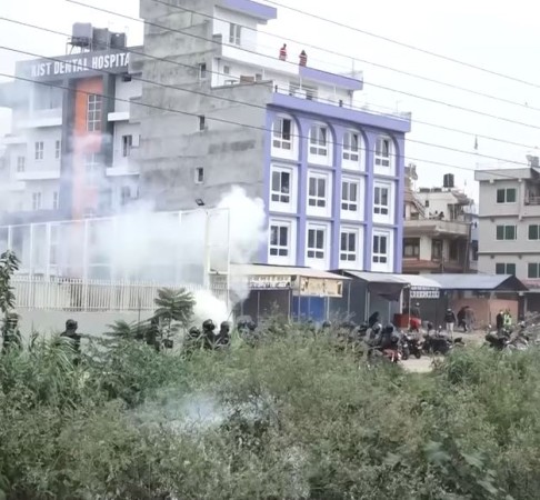 किष्ट अस्पताल तनावग्रस्त, स्थिति नियन्त्रणमा लिन प्रहरीद्वारा अश्रुग्यास प्रहार