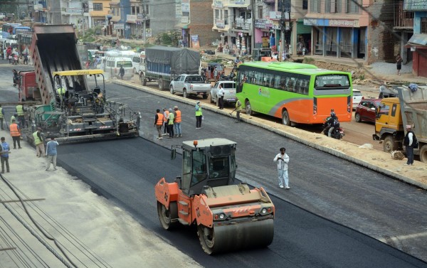मुग्लिन–पोखरा सडकः दमौली बजारमा धमाधम कालोपत्र हुँदै