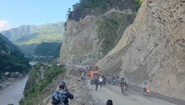 नारायणगढ–मुग्लिन सडकखण्डमा अन्ततः एकतर्फी सञ्चालनमा