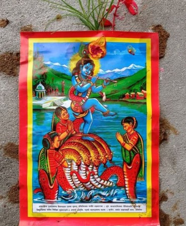 आज नागपञ्चमी पर्व, घरका मूलढोकामा नागको चित्र टाँसी पूजाअर्चना गरिदै