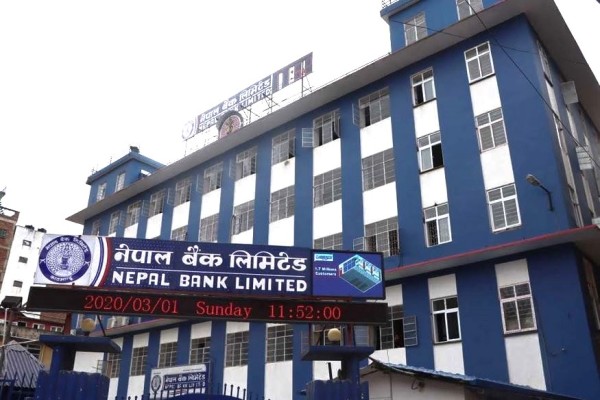 नेपाल बैंक लिमिटेडका तत्कालीन उपप्रबन्धक श्रेष्ठ पक्राउ