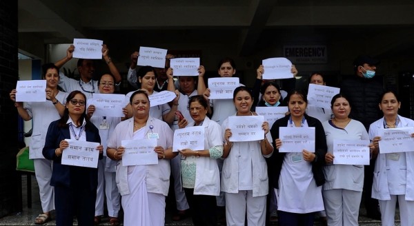सरकारी सरह पारिश्रमिकको माग राख्दै देशभरका सबै अस्पतालका नर्सहरूको विरोध प्रदर्शन