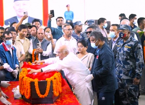 नेम्वाङको पार्थिव शरीर श्रद्धाञ्जलीका लागि पार्टी कार्यालयमा, ओलीले ओढाए झण्डा