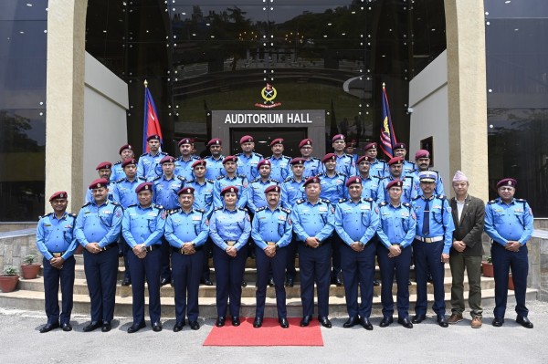 २१ जना प्रहरी उपरीक्षकहरूलाई दर्ज्यानी चिह्न प्रदान