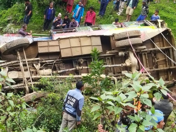 रोल्पामा बस दुर्घटना, चार जनाको मृत्यु १४ जना घाइते