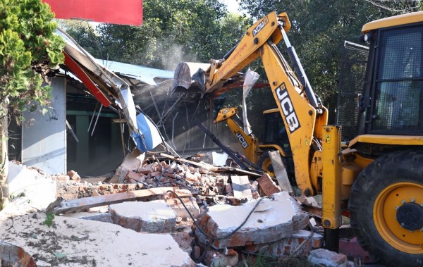 कांग्रेस नेता दीपक खड्काले स्काउटको जग्गामा बनाएको संरचनामा महानगरले चलायो डोजर