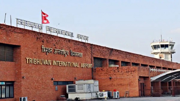 सुन र हिरा सहित अष्ट्रेलिया जान लागेकी महिला पक्राउ