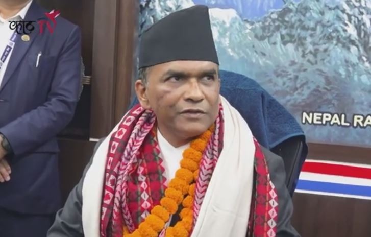 नवनियुक्त गभर्नर डा विश्वनाथ पौडेल पदभार ग्रहण गर्दै