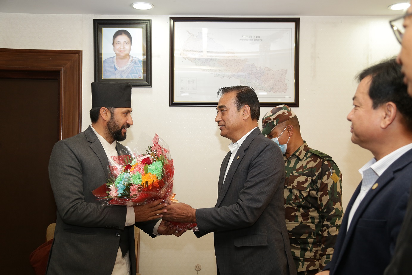 सीमाबाट हुने अवैध व्यापार नियन्त्रण गर्न गृहमन्त्री लामिछानेलाई चेम्बरको आग्रह