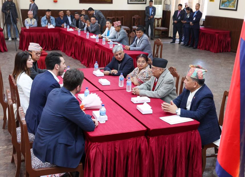 प्रधानमन्त्रीसँग अन्तराष्ट्रिय गोलरक्षक बुफोनको भेट