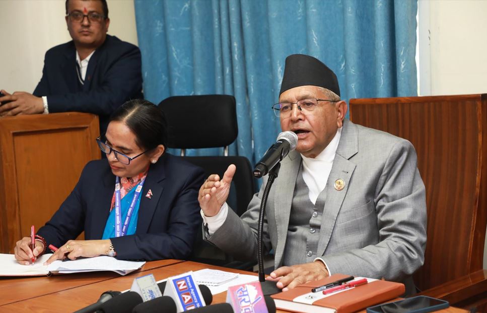 सभामुखद्वारा सुखानी सहिदका तस्बिर अङ्कित हुलाक टिकटमा टाँचा