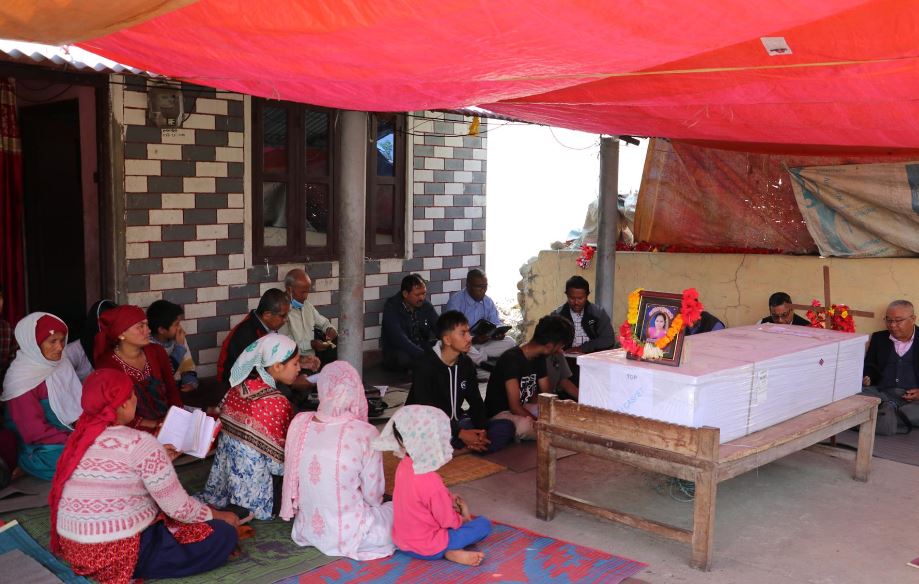 वैदेशिक रोजगारीको पीडा : ११ महिनापछि बाकसमा फर्किएकी तिलमाया