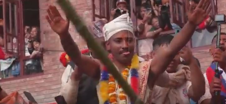 मध्यपुर थिमि बोडेमा जिब्रो छेड्ने जात्रामा जिब्रो छेडाउँदै सुजन बाग श्रेष्ठ