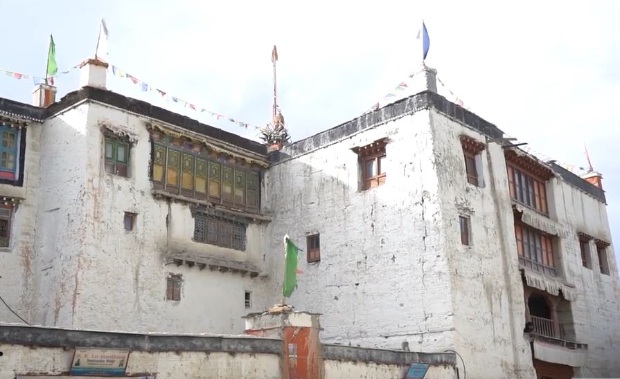 कुकुरको भरमा ऐतिहाँसिक लोमान्थाङ दरवार