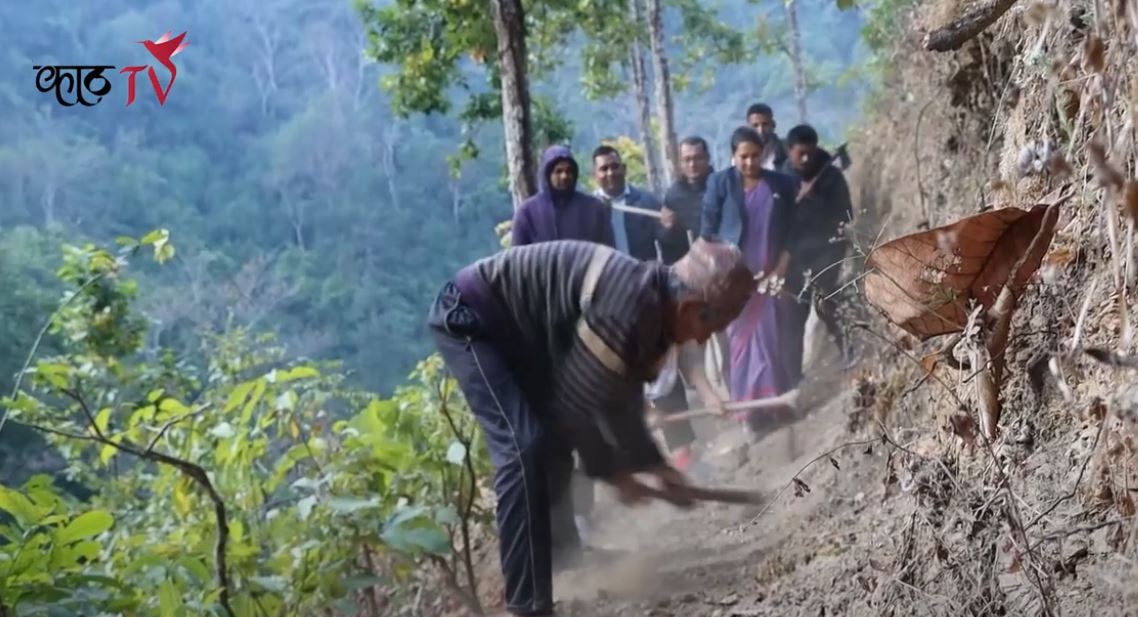 चन्द्रविरले खनेको बाटोमा अहिले गुड्छन्