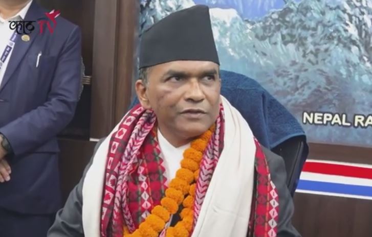 नवनियुक्त गभर्नर डा विश्वनाथ पौडेल पदभार ग्रहण गर्दै