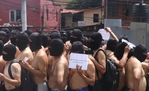 सहकारी पीडितद्धारा काठमाडौंमा अर्धनग्न विरोध प्रदर्शन