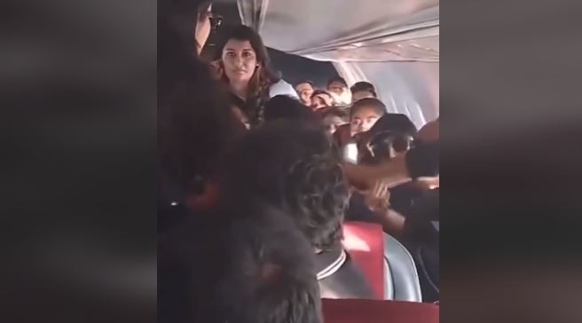 उडिरहेको जहाजमा सिट बेल्ट नै खोलेर कुटाकुट गर्ने व्यक्तिहरु तारेखमा छुटे