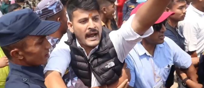 रविको पक्षमा नाराबाजी गरेपछि चितवनको नयाँकिरण मावि मतदान स्थलमा तनाव