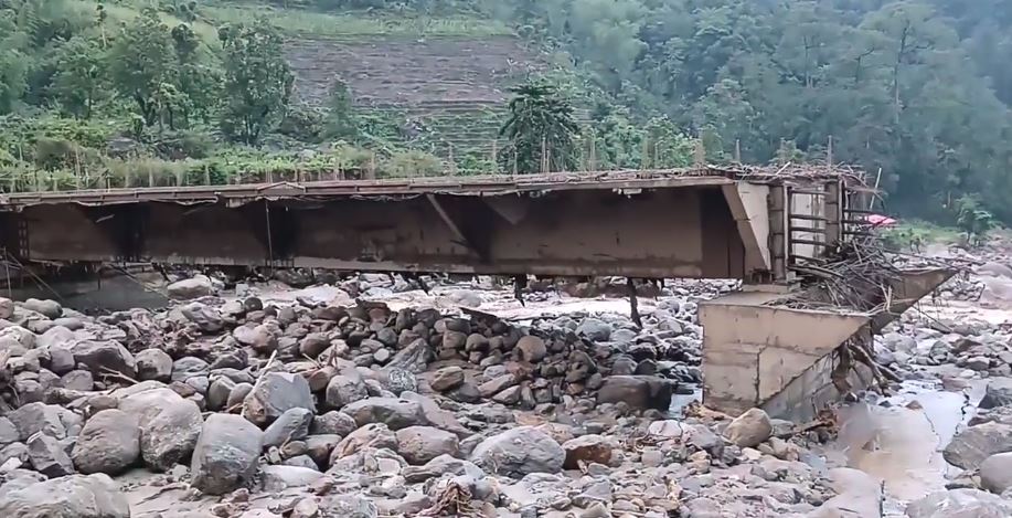 संखुवासभा बाढी अपडेट :  दुई जनाको उद्धार, १५ अझै बेपत्ता