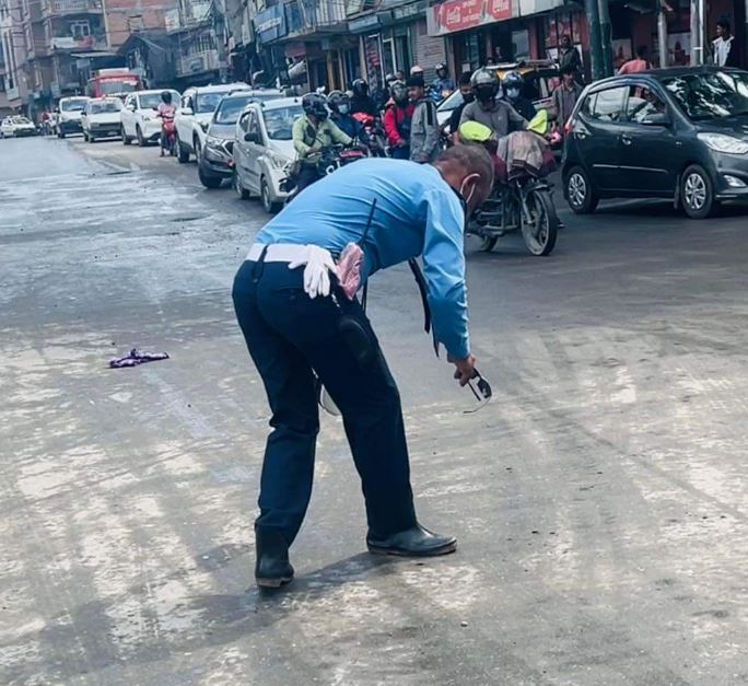 दिउसै डिउटिमा रहेको ट्राफिक प्रहरी माथी कुटपिट