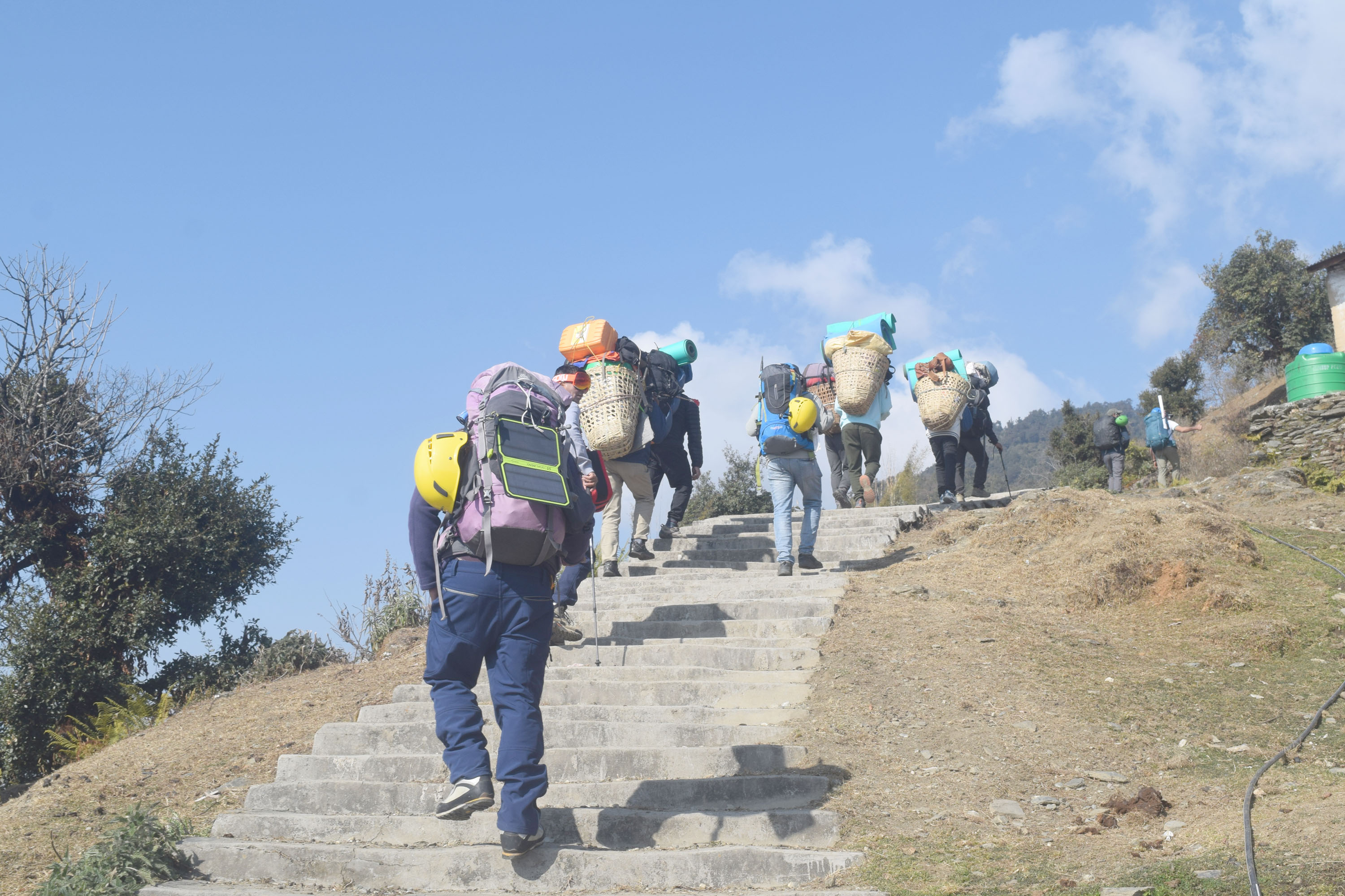 सामान बोकेर मालिकाधुरीतर्फ जाँदै भरिया