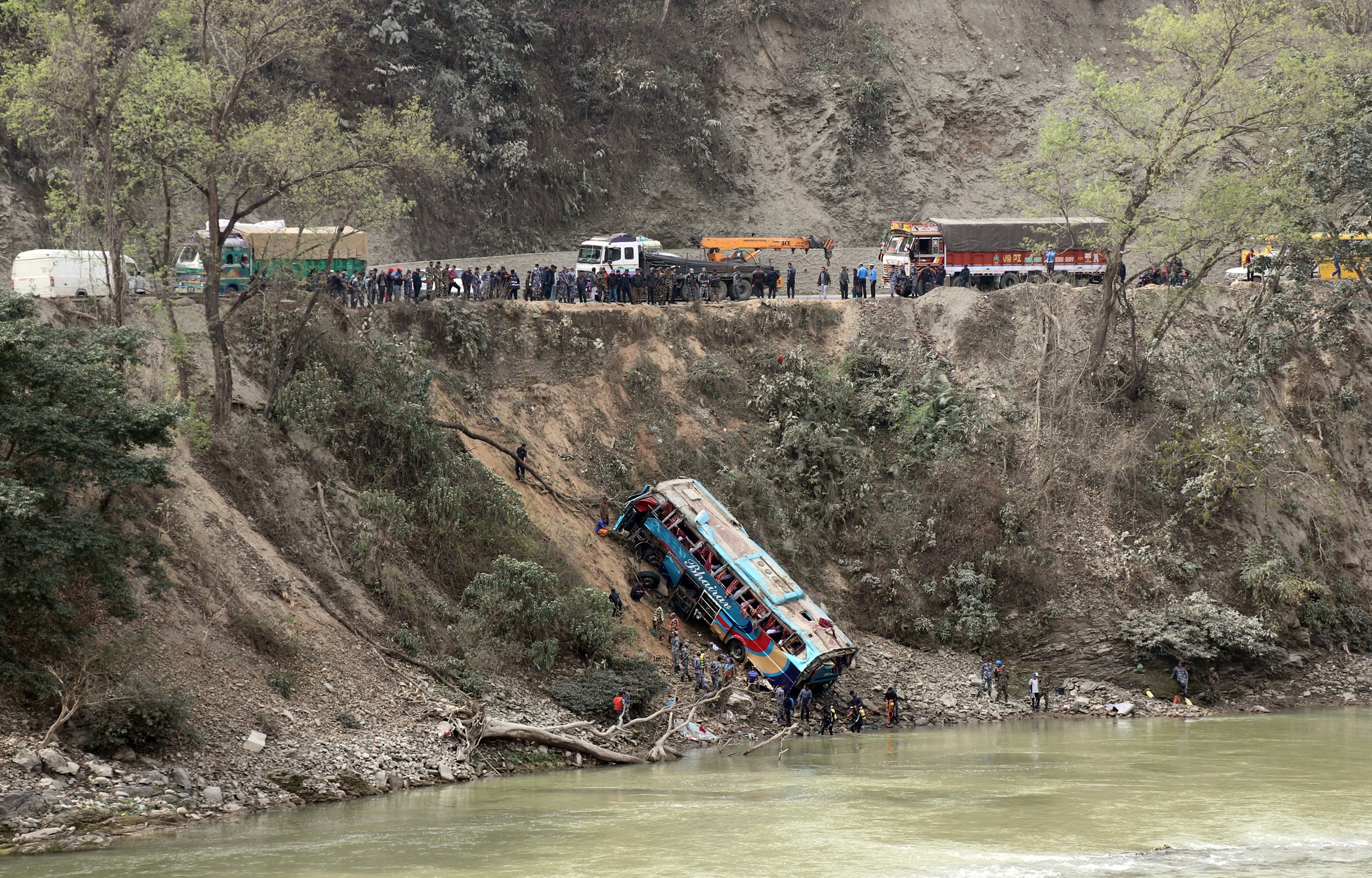 त्रिशुली नदीबाट सडकमा तान्दै दुर्घटनाग्रस्थ बस