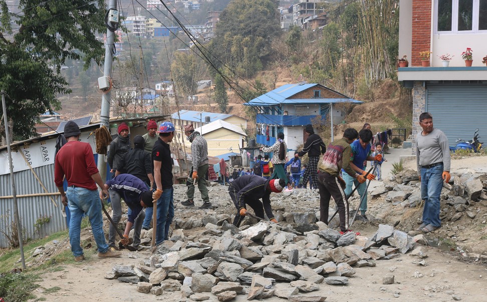 सडक स्तरोन्नति गर्दै कामदार