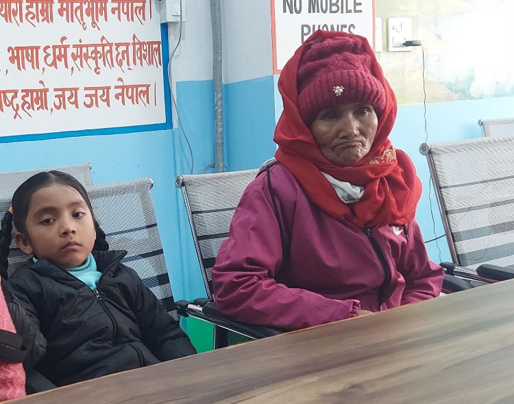 मलेसियामा हत्या भएकी छोरीको शव ल्याउन भौँतारिरहेकी ७० वर्षीया आमा