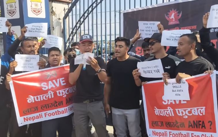 ‘ए’ डिभिजन लिग स्थगितको विरुद्धमा एन्फा कार्यालय बाहिर खेलाडीहरूले गरे विरोध प्रदर्शन