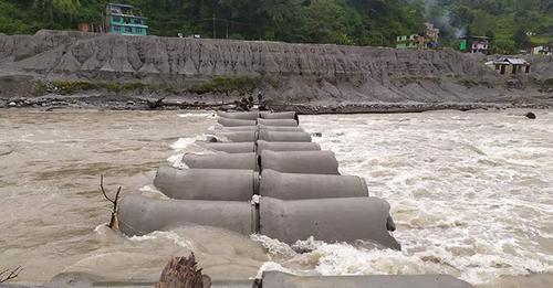 मेलम्चीमा आएको बाढीले दुई पुलमा क्षति