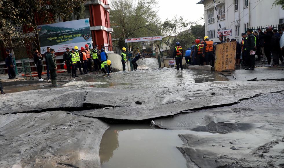 विद्युत् प्राधिकरणले समन्वय नगर्दा बबरमहल क्षेत्रमा खानेपानीको पाइप फुट्यो : मन्त्री यादव