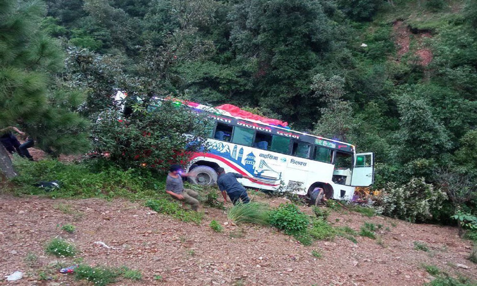 बैतडीमा ४० यात्रु सवार बस दुर्घटना हुँदा १ जनाको मृत्यु, २६ जनाको अवस्था गम्भीर