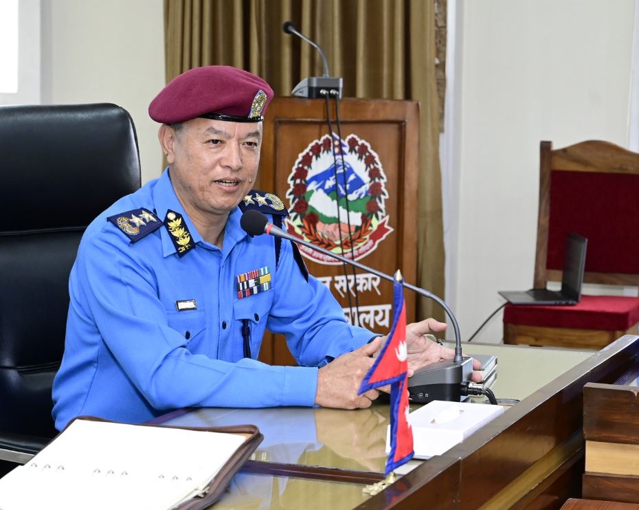 आइजीपीबाट भर्खरै अवकाश पाएका चन्द्र कुबेर खापुङलाई विदेश भ्रमणमा रोक