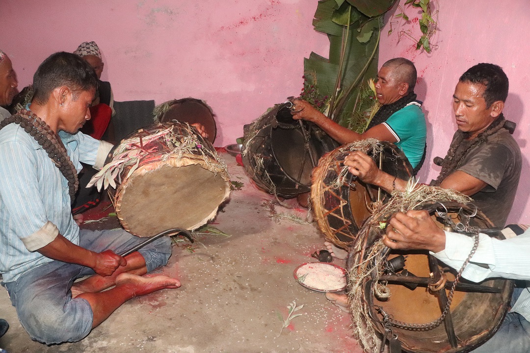 प्रकृति पुजक चेपाङले रातभर फलाकेर मनाए  ‘न्वागी’ पर्व