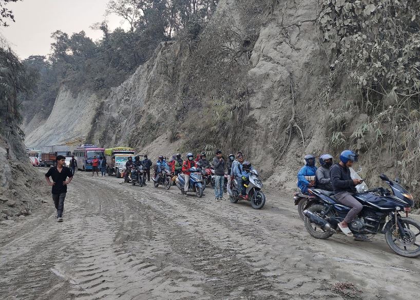 समयमा काम नहुँदा दाउन्ने सडकखण्डको यात्रा कष्टपूर्ण