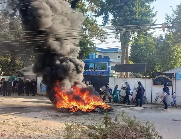 ग्रेडरले कुल्चिएर छात्राको मृत्युपछि धनगढीमा आन्दोलनरत विद्यार्थीहरुद्वारा निषेधाज्ञाको अवज्ञा गर्दै पुनः प्रदर्शनमा