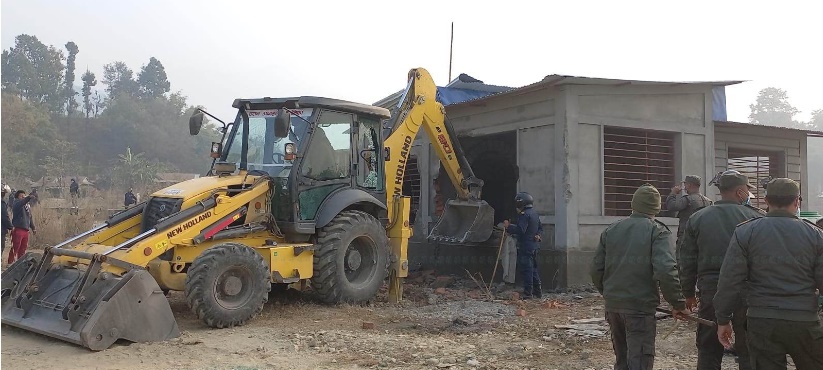 धरानमा हर्क साम्पाङले डोजर चलाउँदा स्थानीय र सुरक्षाकर्मीबीच झडप