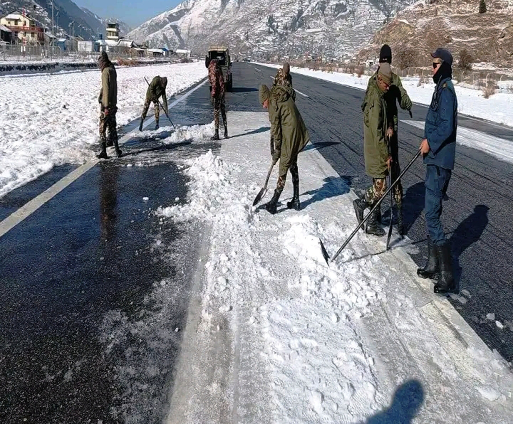 जुम्ला विमानस्थलमा धावन मार्गको हिउँ सफा गरेपछि हवाई सेवा सञ्चालन