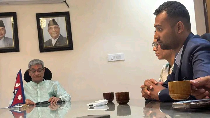 डाक्टर केशव श्रेष्ठसँग गृहमन्त्री लेखकको भेट