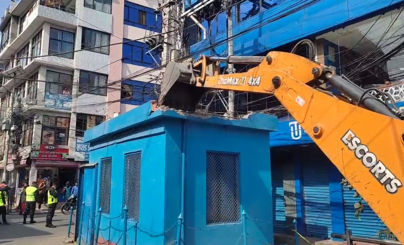 महानगरले भत्कायो मैतीदेवीचोकमा रहेको प्रहरी बिट