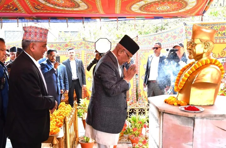 २४औं मनमोहन अधिकारीको स्मृति दिवसको अवसरमा एमाले अध्यक्ष ओलीद्वारा सालिकमा माल्यार्पण