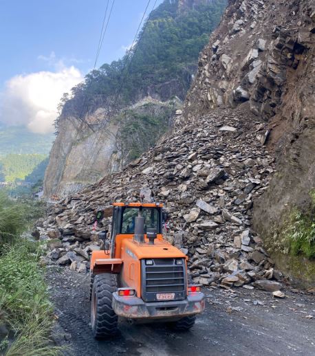 पहिरो पन्छाउन नसकिएका कारण मुग्लिन–नारायणगढ सडकखण्ड रातभर नखुल्ने