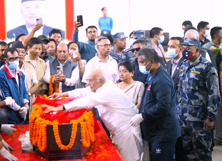 नेम्वाङको पार्थिव शरीर श्रद्धाञ्जलीका लागि पार्टी कार्यालयमा, ओलीले ओढाए झण्डा